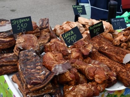 Чернянцы покупали на ярмарке копчёности, сыры и яблочные чипсы