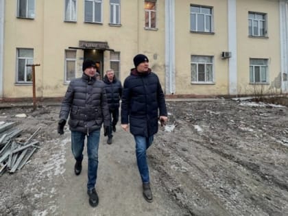 Вячеслав Гладков осмотрел ход восстановительных работ после обстрелов Шебекино