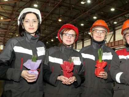 Лебединский ГОК поздравил работниц с 8 Марта