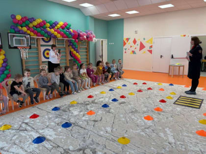 Сотрудники Госавтоинспекции помогают воспитанникам детских садов Алексеевского муниципального округа осваивать навыки безопасного поведения на дороге