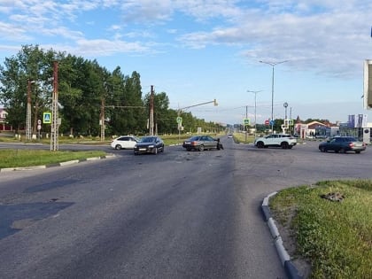 Две машины столкнулись на проспекте Угарова