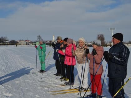 В Прохоровке пенсионеров ставят на лыжи: в поселке открылся Университет третьего возраста