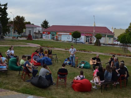 Мелодия гитарных струн в сквере А. В. Бутурлина города Короча