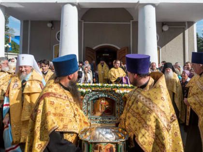 В канун празднования обретения мощей святителя Иоасафа Белгородского епископ Савва принял участие в традиционном крестном ходу и соборном богослужении