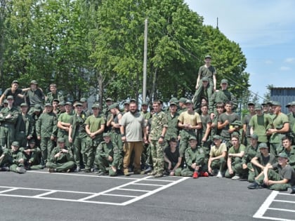 В Губкине состоялась встреча ветерана СВО Антона Федоркова и журналиста Евгения Поддубного с курсантами специальной смены «Время юных героев» Центра «Воин»