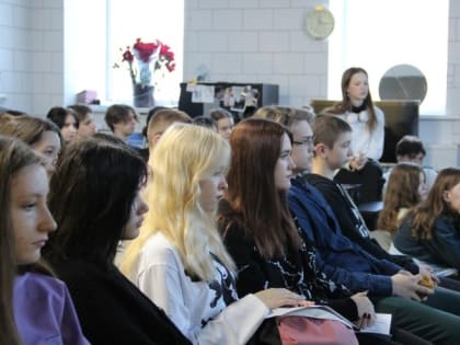 Урок мужества «Герои рядом» прошёл в Центре молодёжных инициатив города Строителя