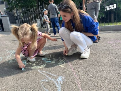 Молодогвардейцы проводят «Дворовые игры» в пунктах временного размещения в Белгородской области