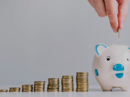 Почти 70% опрошенных россиян хранят сбережения в рублях