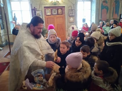 В Свято-Ильинском храме села Красное состоялся детский праздничный рождественский утренник