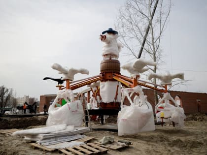 В новом белгородском парке аттракционов монтируют первые карусели