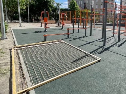 Старооскольская школьница получила травму позвоночника на детской площадке