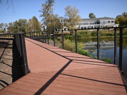 В Белгороде на втором участке городской набережной «Берега» продолжается укладка настила из террасной доски