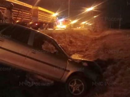 В Старом Осколе «Опель» слетел с дороги, чтобы не врезаться в автопоезд