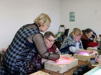 Губкинские пенсионеры посетили занятие по рисованию песком «Зимнее чудо»
