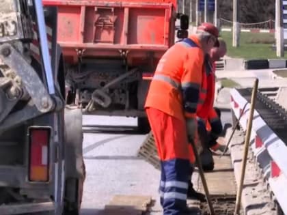 Белгород активно готовят к весенним осадкам: рабочие чистят ливневые сети