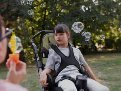 Путин поручил сохранить выплату по уходу за ребёнком-инвалидом до 18 лет