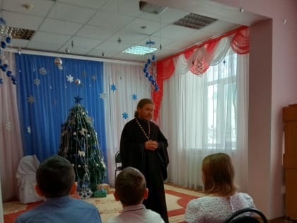 Детей из социально-реабилитационного центра поздравили с грядущим торжеством