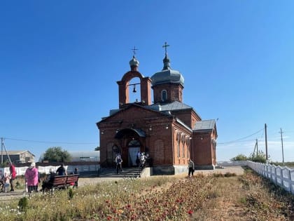 В праздник Рождества Пресвятой Богородицы воспитанники детского сада и учащиеся местной школы посетили храм в селе Калиново