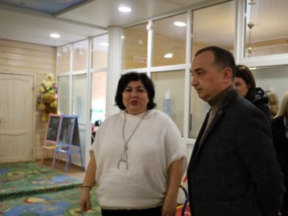 Сегодня Владимир Жданов провёл встречу с Юлией Углянской, председателем Старооскольской местной общественной организации «Кризисный центр для женщин, попавших в трудную жизненную с