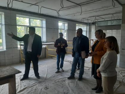 Партийцы проверили качество ремонта школы в селе Журавка
