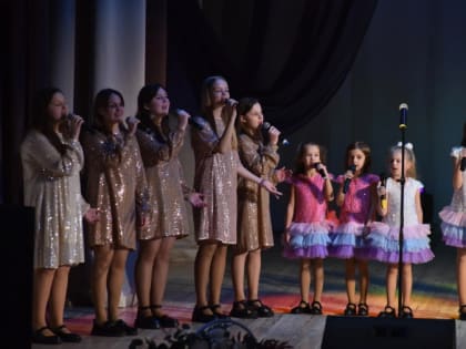 В ЦКР «Солнечный» состоялся праздничный концерт «Всё начинается с любви», который порадовал зрителей, подарив им незабываемые эмоции и весеннее настроение