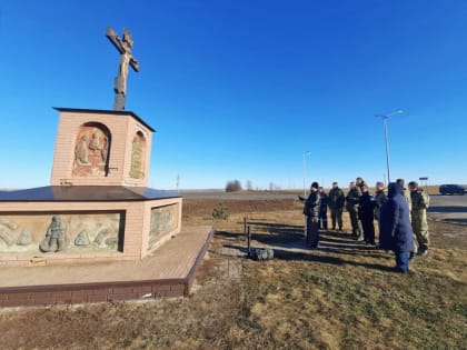 Благочинный приходов Ровеньского округа совершил заупокойное богослужение у поклонного креста в память о жертвах репрессий в отношении казачества
