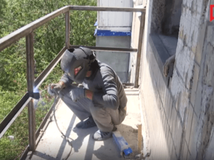 В Белгороде подрядчики продолжают устранять последствия атак ВСУ