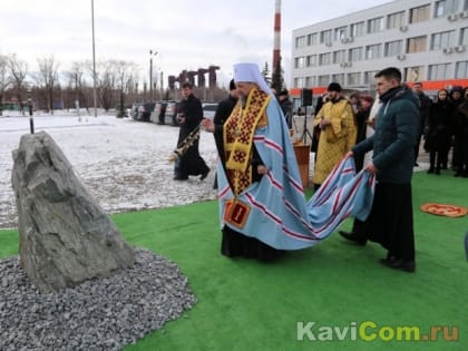 В память о сгоревшем в ДТП директоре воздвигли камень