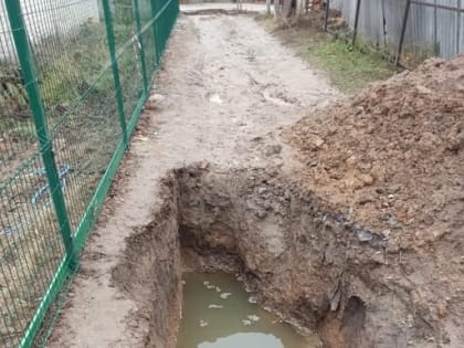 Белгородская пенсионерка упала в яму с холодной водой, которую раскопали для замены трубопровода