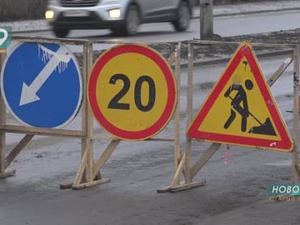 Коммунальщики приступили к очистке бордюров вдоль дорог