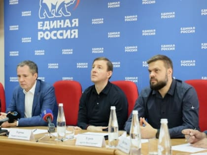 Вячеслав Гладков и Андрей Турчак побывали в распределительном гуманитарном центре Белгорода