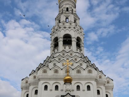 В канун праздника Входа Господня в Иерусалим епископ Софроний посетил поселок Прохоровка