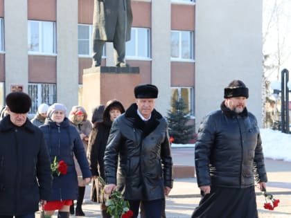 В канун Дня защитника Отечества в посёлке Волоконовка прошло возложение цветов к Братскому захоронению
