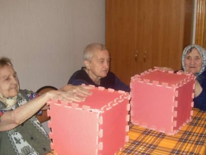 Занятие «Собираем куб из ковриков-пазлов» прошло в Скороднянском дом-интернате