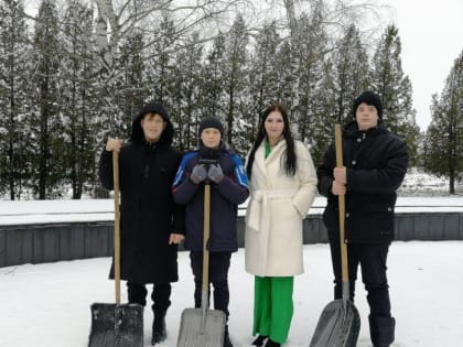 Юные истобнянцы губкинской территории навели порядок у памятника Воину-освободителю