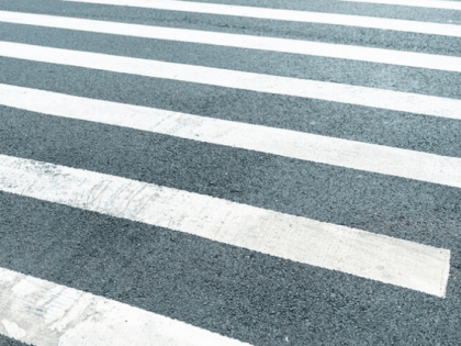 В Белгороде этой ночью на пр-те Б. Хмельницкого специалисты наносили дорожную разметку