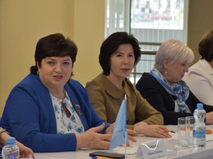 День парламентаризма, награды от спикера облдумы и «Женское движение ЕР»: депутаты продолжают активную общественную деятельность