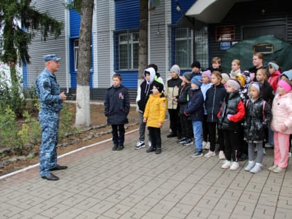 Воспитанники воскресной школы Свято-Троицкого собора поселка Ровеньки посетили с экскурсией районный отдел полиции