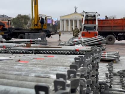 На Соборной площади Белгорода начались монтажные работы по установке ледового катка