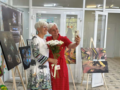 В Ближней Игуменке открылась выставка абстрактной живописи «Вдохновение»