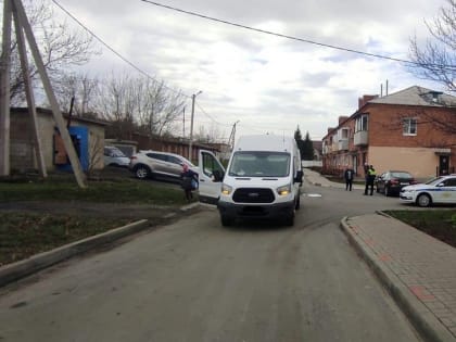 Микроавтобус наехал на пенсионерку во дворе многоэтажки в Губкине