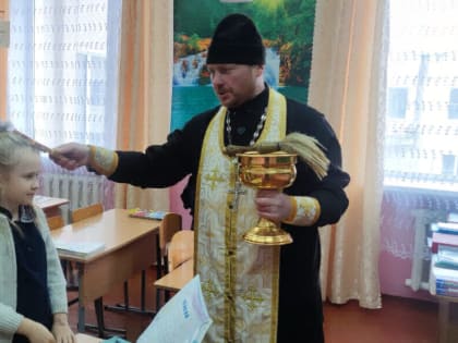 Настоятель храма Покрова Пресвятой Богородицы села Сетище посетил местную школу и детский сад