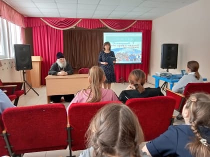 Настоятеля храма святителя Тихона Задонского села Камышеватое встретился со школьниками