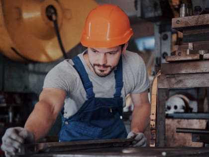 Слесарь и инженер-электроник вошли в топ высокооплачиваемых вакансий в ОПК