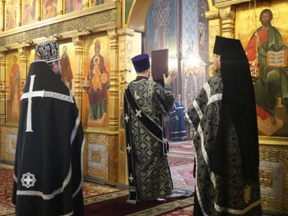 Епископ Софроний совершил вечерню с выносом Плащаницы Спасителя