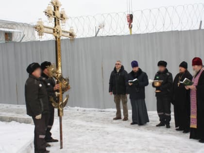 На православный храм ИК-4 УФСИН России по Белгородской области установили новый купол с крестом