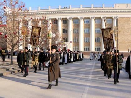 Светлый праздник Рождества Христова в Белгороде встретили Крестным ходом и молебном
