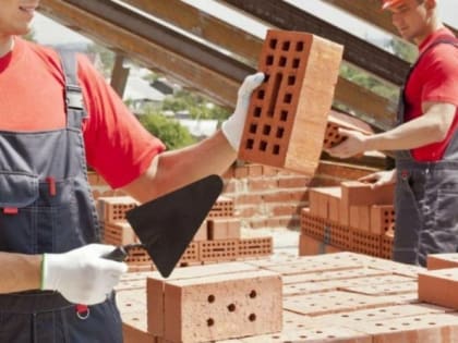 Михаил Лобазнов и Галина Колесникова поздравили губкинских строителей с профессиональным праздником