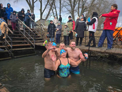 Соревнования по зимнему плаванию на реке Оскол