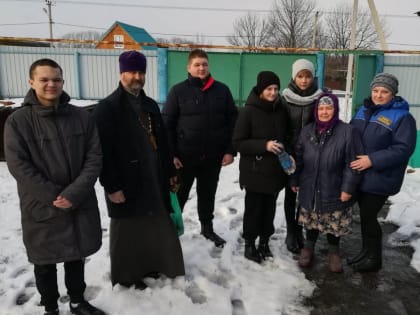 Учащиеся Камызинской СОШ совместно с настоятелем Свято-Духовского храма села Камызино доставили крещенскую воды нуждающимся односельчанам